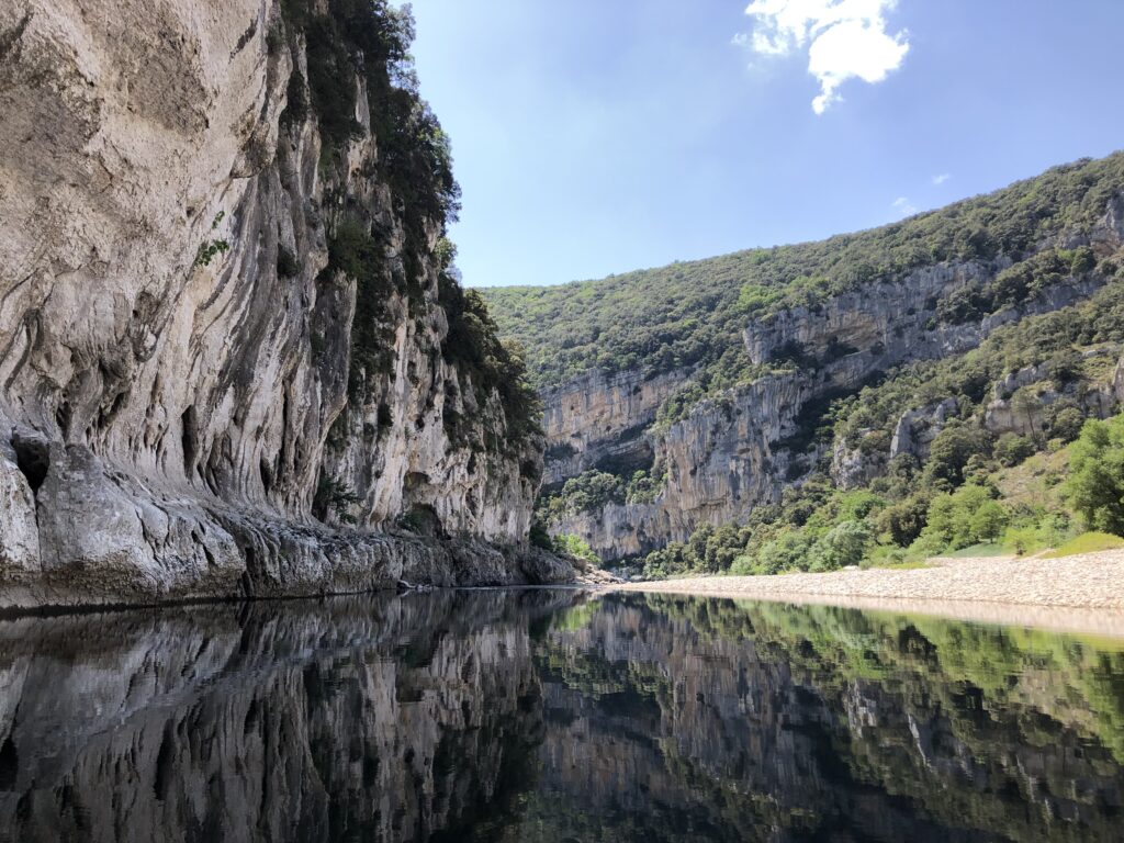 de jolies reflets lors de la descente des gorges de l'Ardèche en été