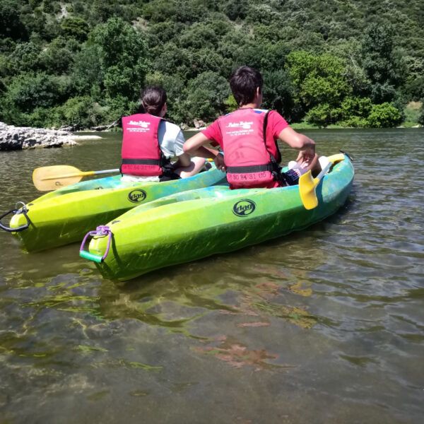 Canoë au cœur des Gorges de l’Ardèche Canoë au cœur des Gorges de l'Ardèche